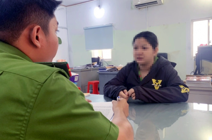 Công an lấy lời khai từ T.T.N.T. - nghi can bế bé gái sơ sinh khỏi bệnh viện. Ảnh: T.D/ĐCS