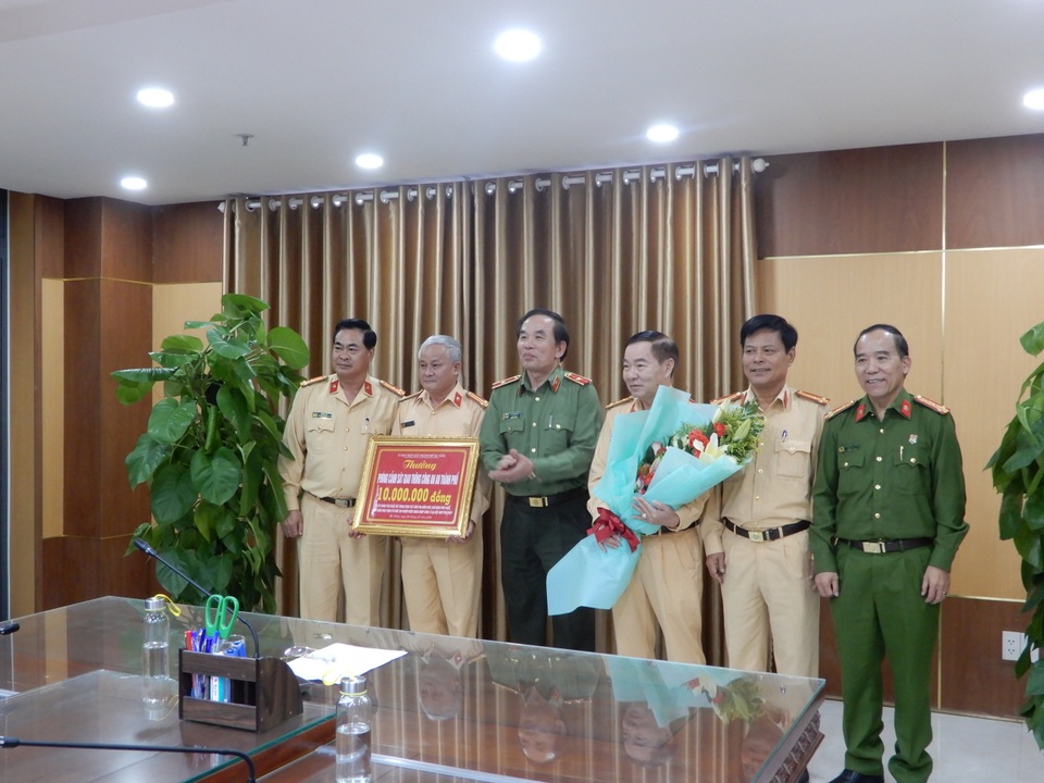 Đà Nẵng khen thưởng CSGT phát hiện người Trung Quốc nhập cảnh trái phép - 1 Đà Nẵng khen thưởng CSGT phát hiện người Trung Quốc nhập cảnh trái phép - 1