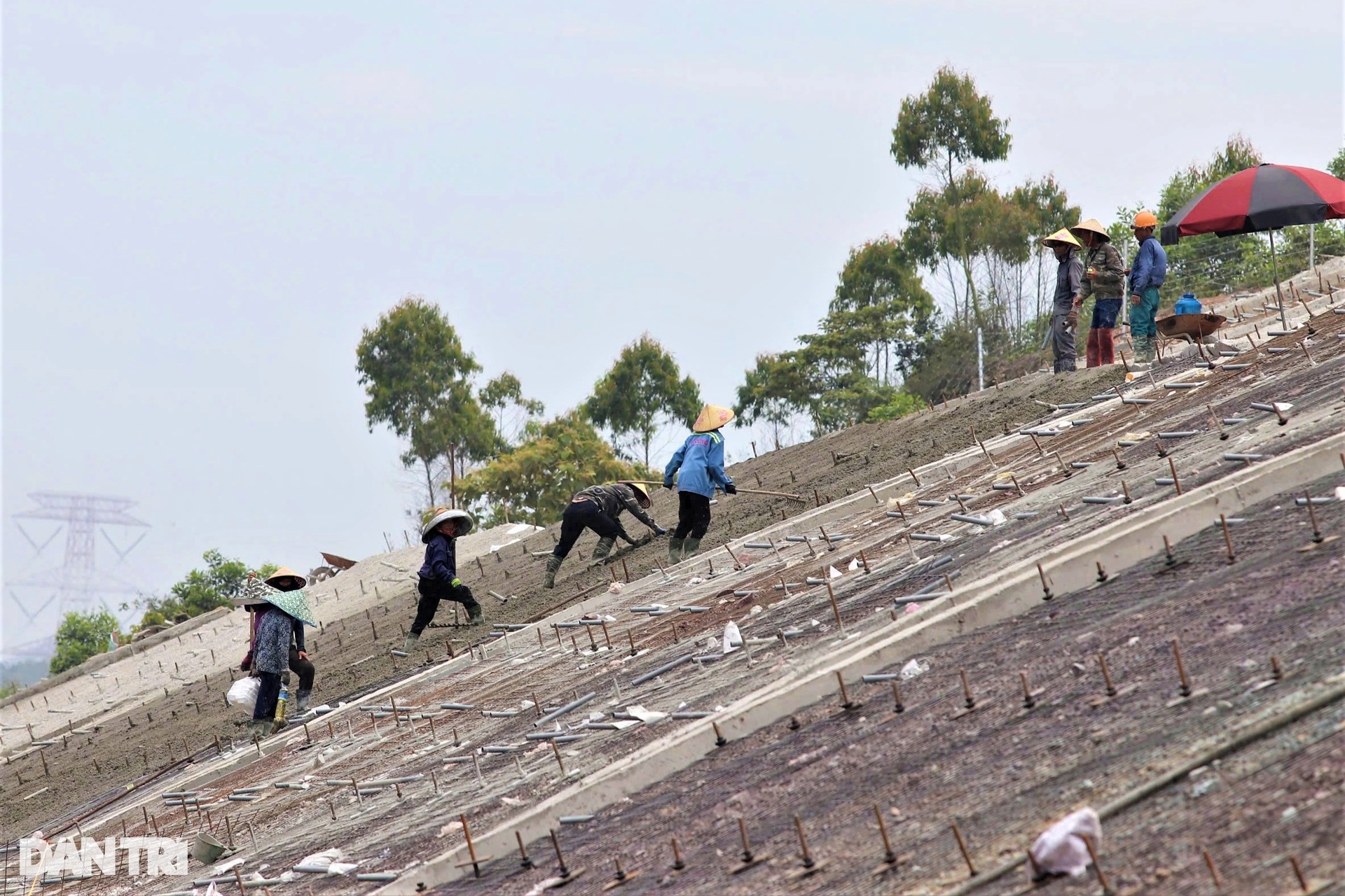Mồ hôi rơi, bữa cơm vội trên tuyến cao tốc chào mừng đại lễ 30/4 - 3 Mồ hôi rơi, bữa cơm vội trên tuyến cao tốc chào mừng đại lễ 30/4 - 3