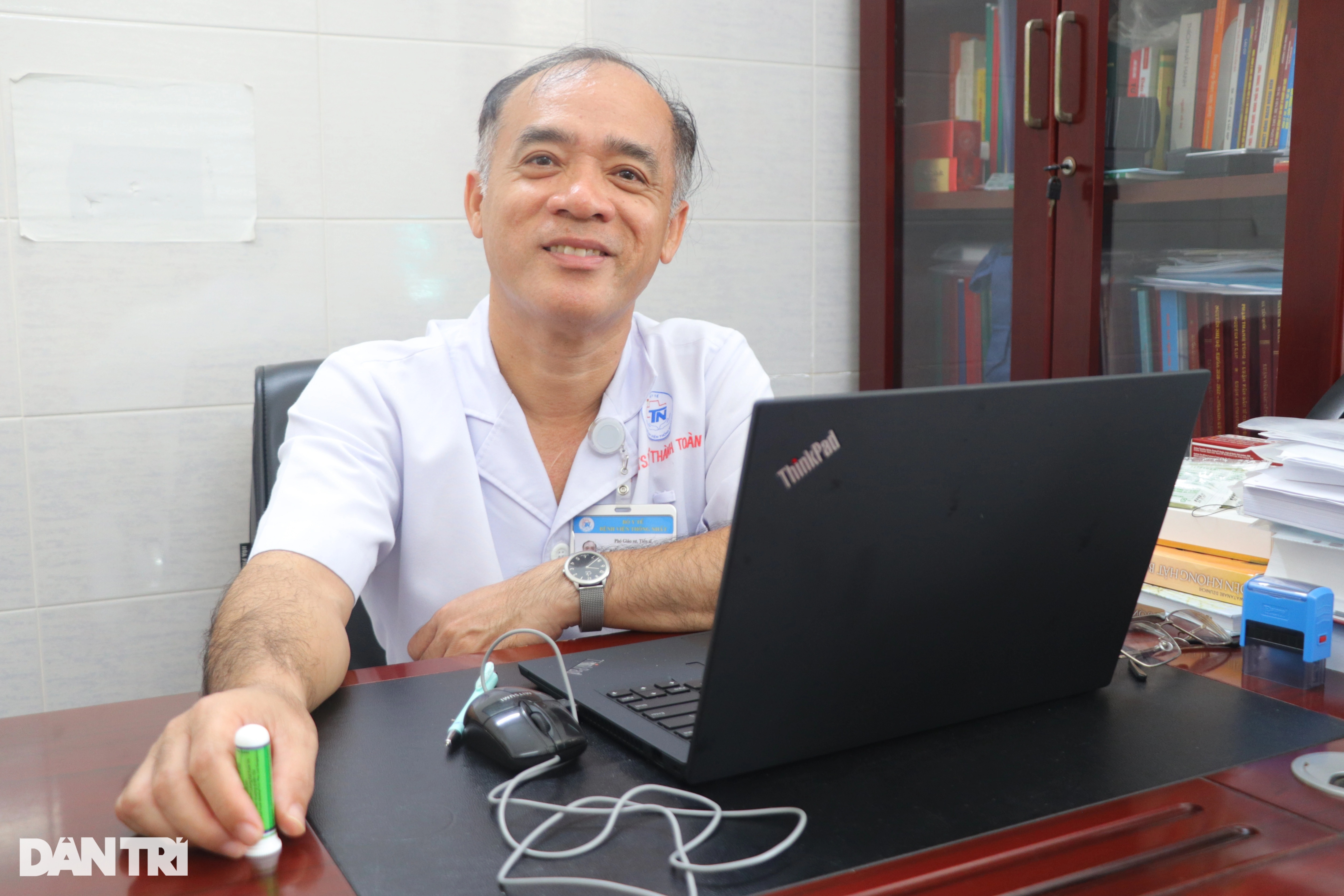 Phó giáo sư lớn lên ở nơi chỉ có 1 y sĩ và trăn trở cứu cuộc đời bệnh nhân - 1 Phó giáo sư lớn lên ở nơi chỉ có 1 y sĩ và trăn trở cứu cuộc đời bệnh nhân - 1
