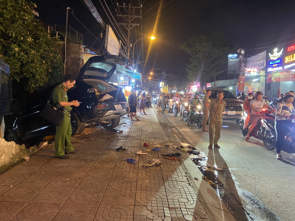 Ô tô tông liên hoàn ở TPHCM, một cô gái tử vong - 1