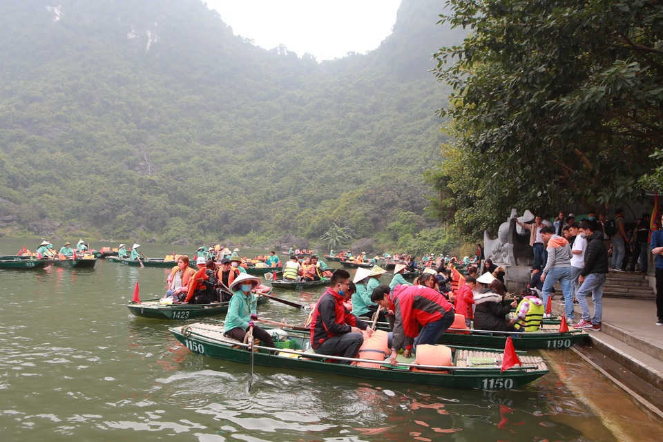 Hàng nghìn du khách trẩy hội Tràng An giữa đại dịch nCoV - 8 Hàng nghìn du khách trẩy hội Tràng An giữa đại dịch nCoV - 8