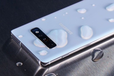 Cặp đôi mắc kẹt trên biển được giải cứu nhờ điện thoại Galaxy S10
