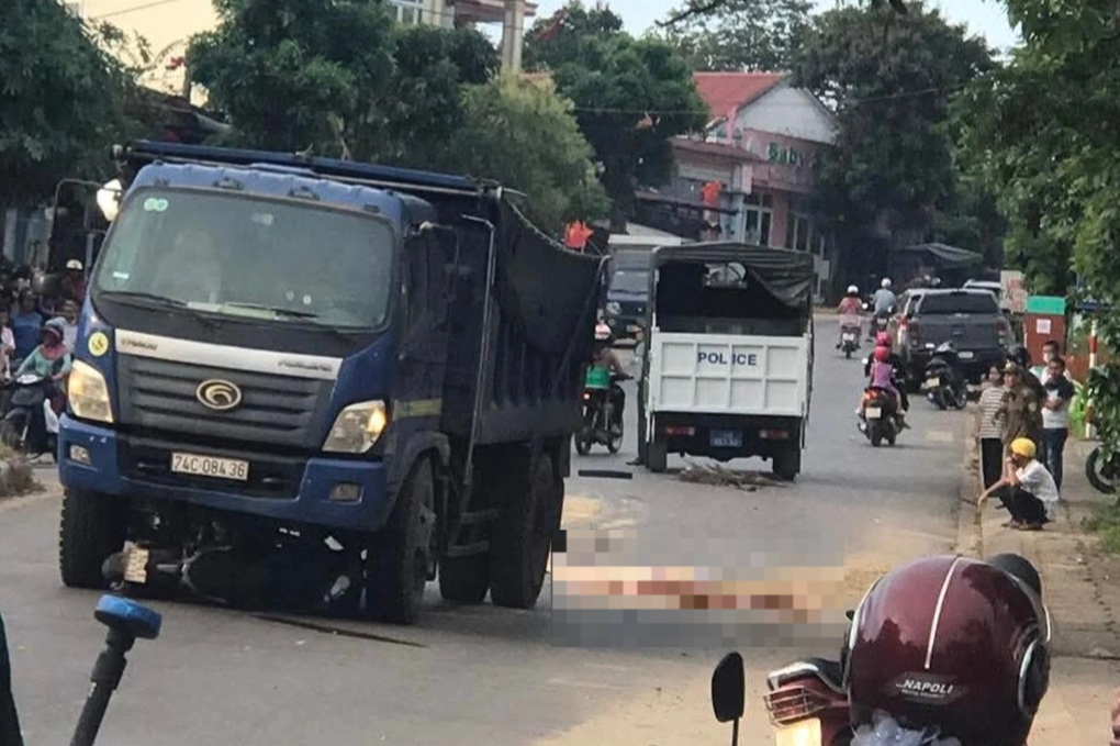 Va chạm với xe ben, 2 người đi xe máy thương vong - 1 Va chạm với xe ben, 2 người đi xe máy thương vong - 1