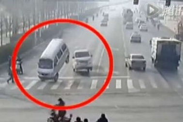 Video vụ tai nạn “bí hiểm” và khó hiểu