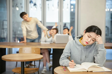 Bật nhạc to, điều hòa siêu lạnh để ngăn giới trẻ "cắm rễ" ở quán cà phê