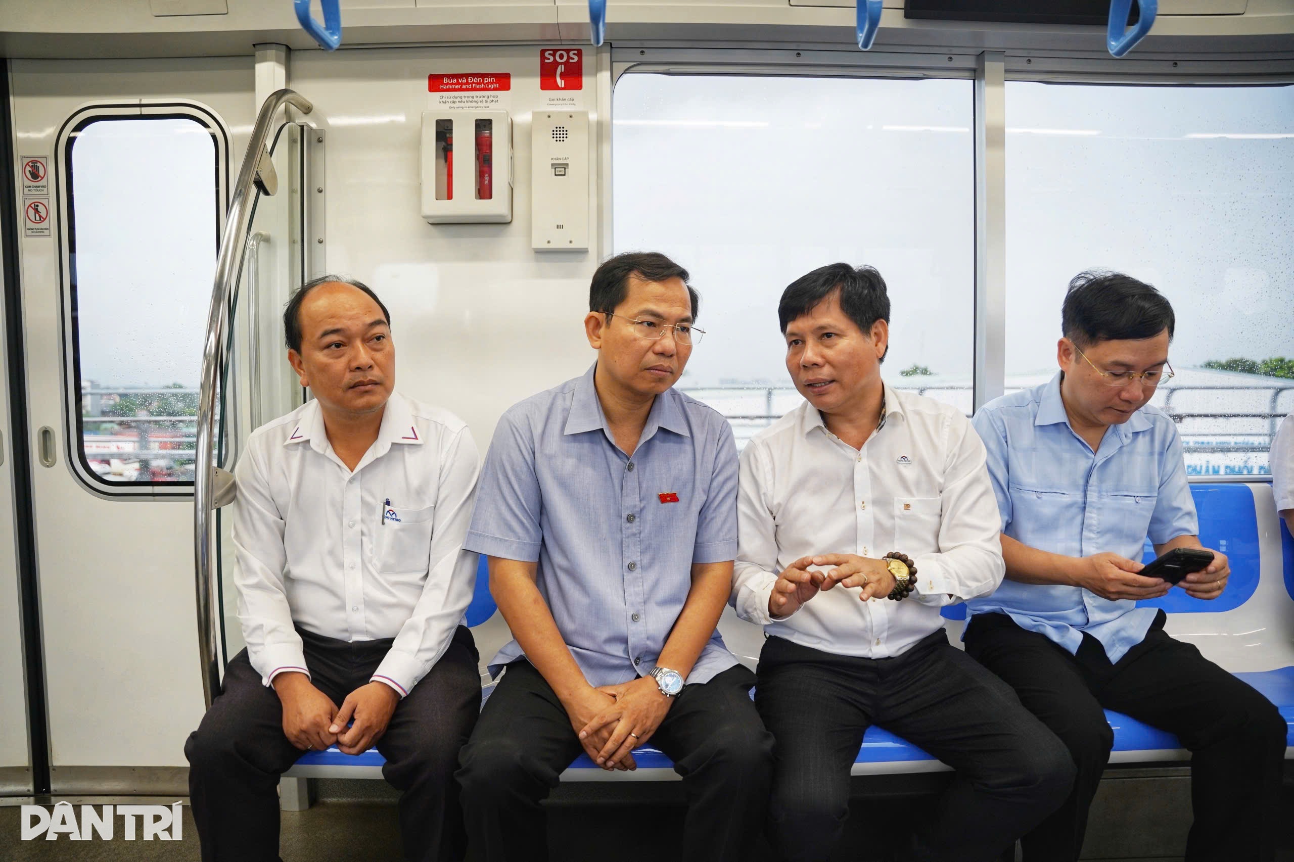 Phó chủ tịch Quốc hội dầm mưa kiểm tra dự án hạ tầng TPHCM - 11
