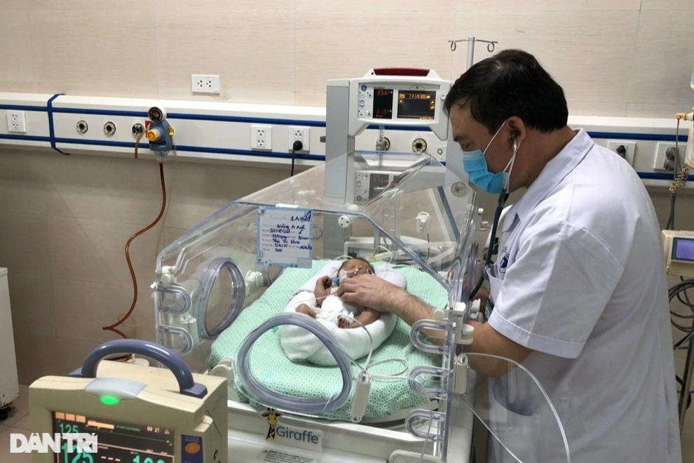 Xót thương em bé sinh non ngay trong cuộc hồi hương tránh dịch bằng xe máy - 3 Xót thương em bé sinh non ngay trong cuộc hồi hương tránh dịch bằng xe máy - 3
