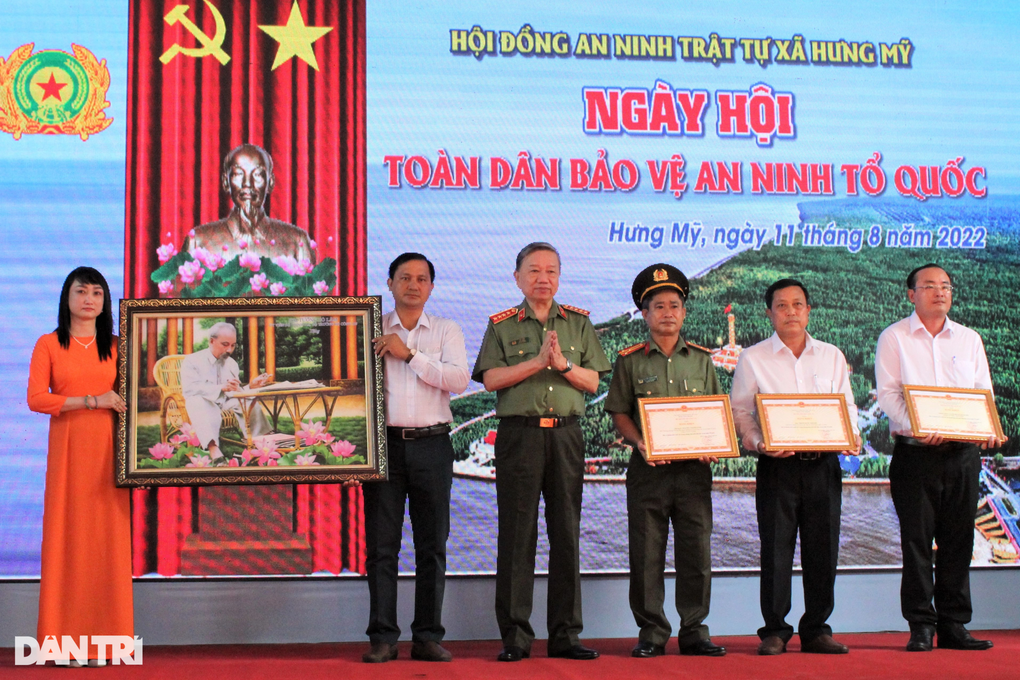 Phong trào bảo vệ an ninh Tổ quốc phải hợp lòng dân, vừa sức dân - 4 Phong trào bảo vệ an ninh Tổ quốc phải hợp lòng dân, vừa sức dân - 4