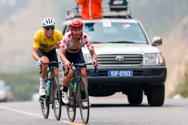 Giải xe đạp xuyên Việt: 50 tay đua bỏ cuộc trên những cung đường đèo