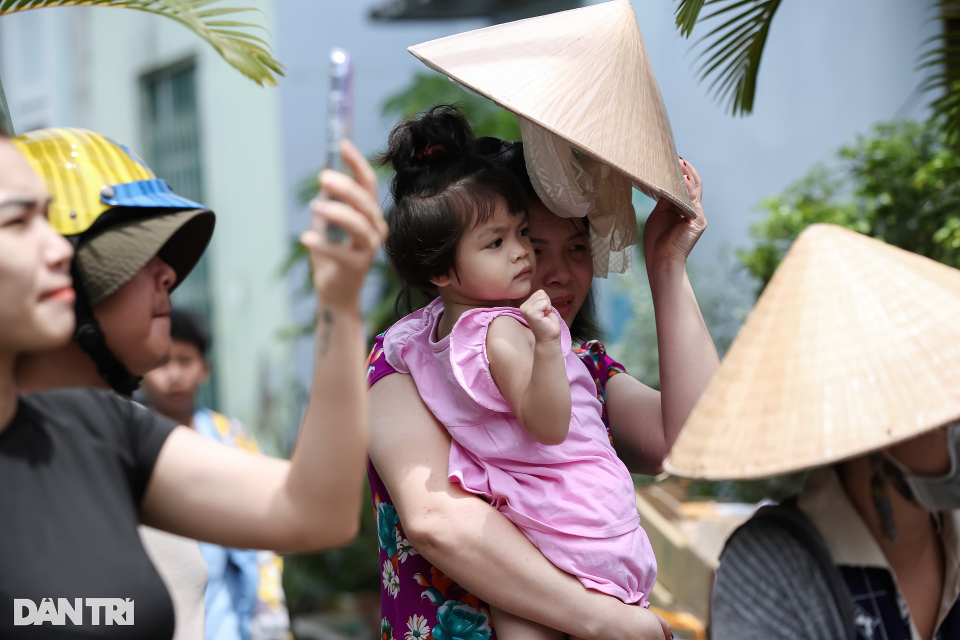 Hàng nghìn người dân đổ ra đường đón đoàn rước Nghinh Ông - 11 Hàng nghìn người dân đổ ra đường đón đoàn rước Nghinh Ông - 11