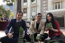 Sinh viên ĐH Thương Mại gói hàng trăm bánh chưng tặng người vô gia cư