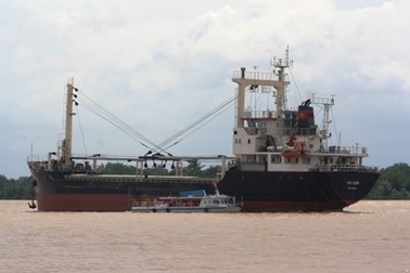 Hơn 200 người diễn tập tìm kiếm cứu nạn trên sông