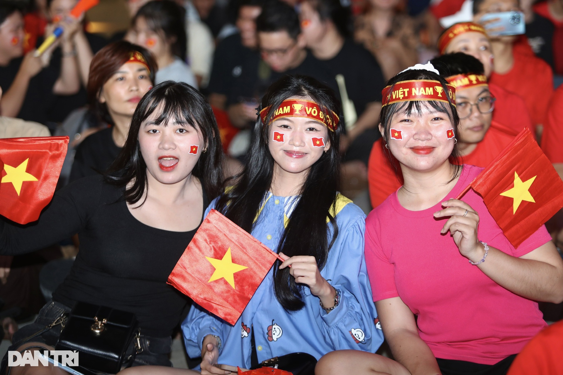 Không khí hàng triệu người hâm mộ cả nước cuồng nhiệt cổ vũ tuyển Việt Nam - 9 Không khí hàng triệu người hâm mộ cả nước cuồng nhiệt cổ vũ tuyển Việt Nam - 9