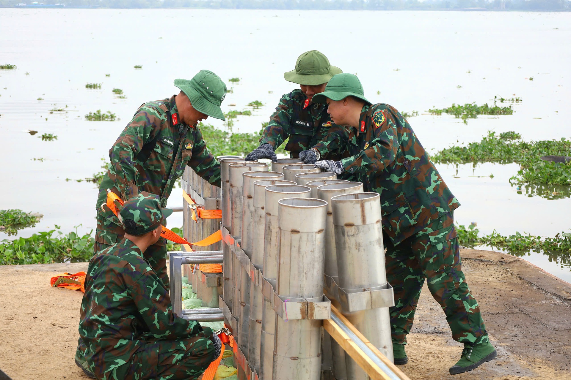 Bên trong trận địa pháo hoa Cần Thơ trước giờ khai hỏa - 4