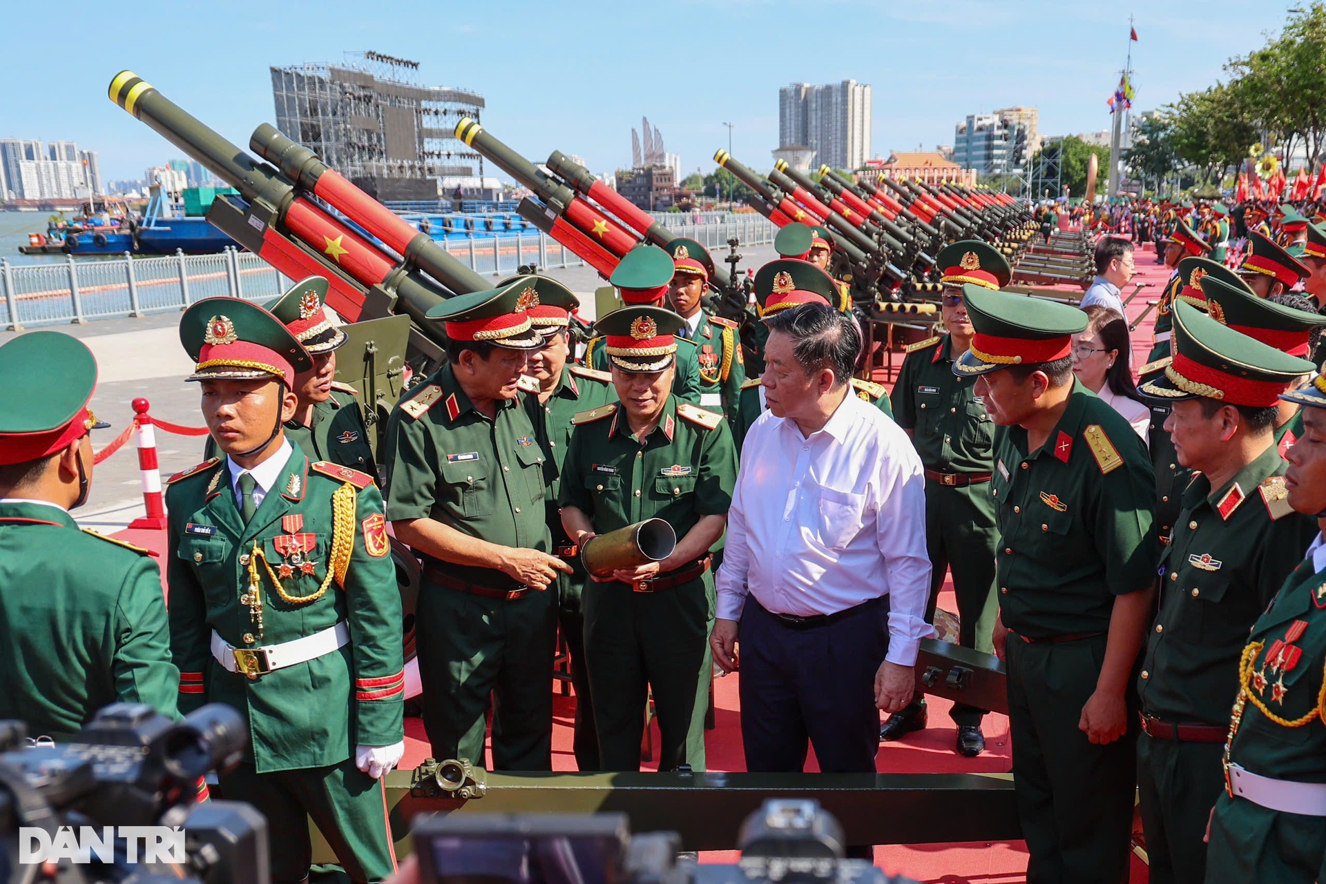 Ông Nguyễn Trọng Nghĩa thăm, động viên lực lượng tham gia diễu binh ở TPHCM - 10 Ông Nguyễn Trọng Nghĩa thăm, động viên lực lượng tham gia diễu binh ở TPHCM - 10