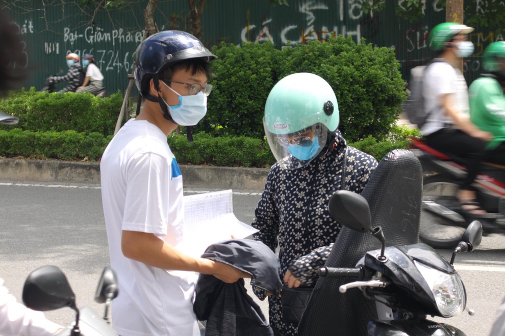 Hà Nội: Phụ huynh nghỉ làm, vạ vật ngồi cổng trường đợi con làm thủ tục thi - 9 Hà Nội: Phụ huynh nghỉ làm, vạ vật ngồi cổng trường đợi con làm thủ tục thi - 9