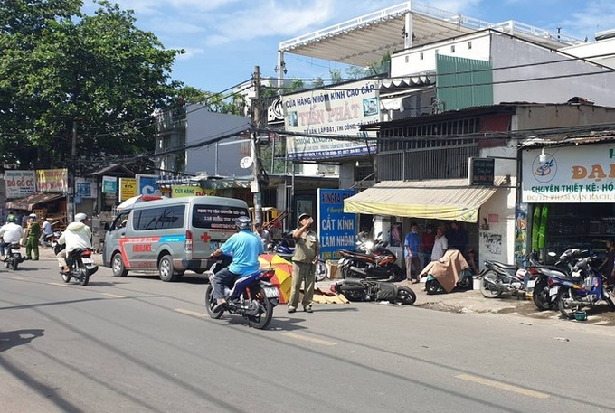 TP.HCM: Cô gái 20 tuổi bị xe tải cán tử vong thương tâm, người dân dùng ô che nắng cho thi thể - Ảnh 2.