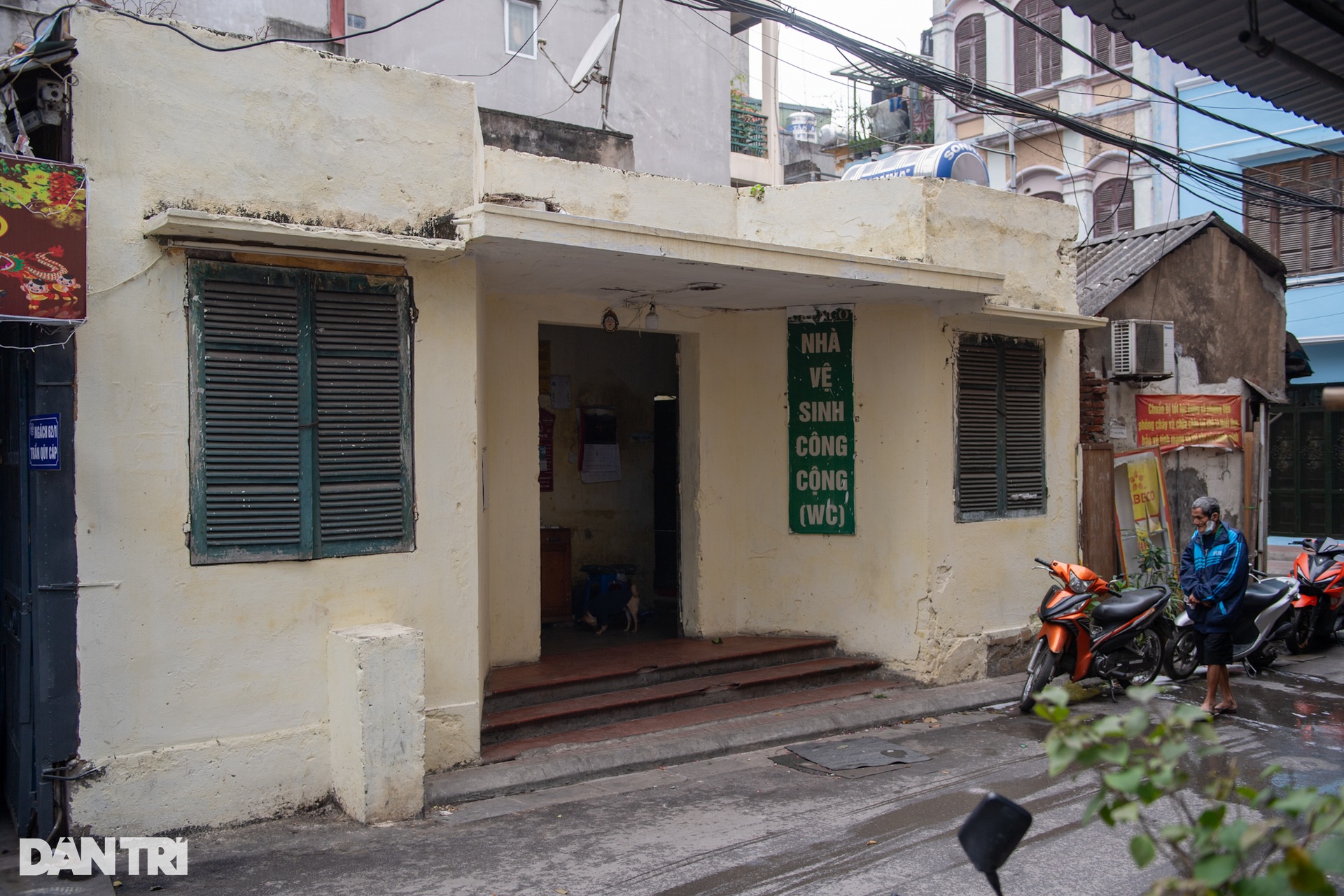 Cảnh nhếch nhác của hàng loạt nhà vệ sinh công cộng tại Hà Nội - 2 Cảnh nhếch nhác của hàng loạt nhà vệ sinh công cộng tại Hà Nội - 2