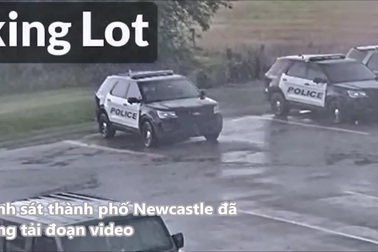 Khoảnh khắc tia sét bất ngờ đánh trúng xe cảnh sát trong bãi đậu