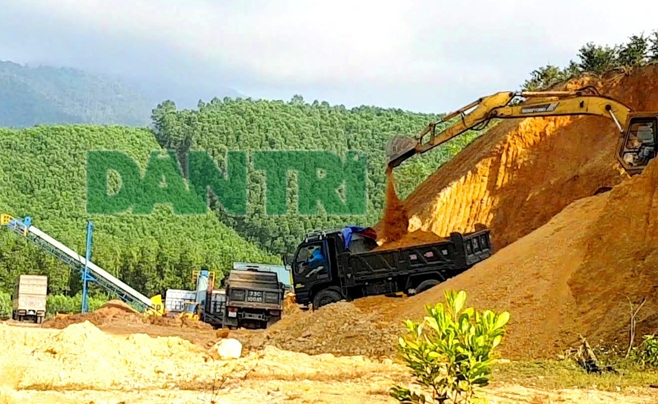 Vụ lấy đất đồi chở ra ngoài tiêu thụ trái phép: Không có hồ sơ cấp phép! - 2 Vụ lấy đất đồi chở ra ngoài tiêu thụ trái phép: Không có hồ sơ cấp phép! - 2