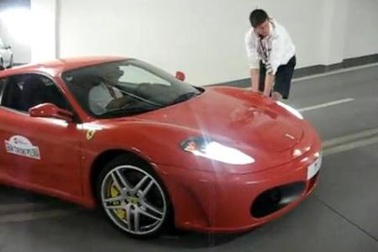 Siêu xe Ferrari F430 chật vật leo dốc