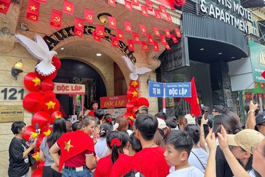 Người dân thích thú nhận kem cờ đỏ sao vàng khi chờ xem diễu binh