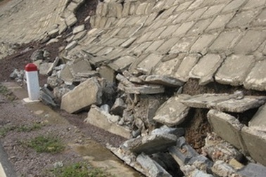  Sập công trình bờ kè, một nữ công nhân bị vùi lấp