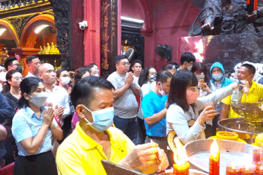 Người dân TPHCM đổ xô về chùa Ngọc Hoàng cúng Thần Tài