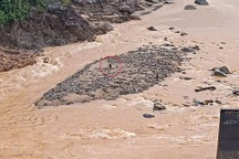 Dùng cano vượt dòng nước xiết giải cứu 2 người mắc kẹt gần thủy điện