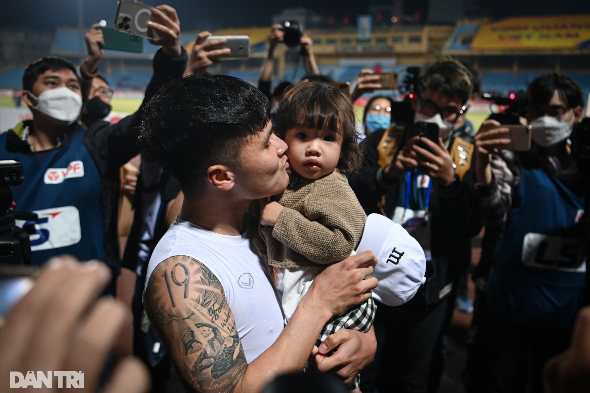 Quang Hải mắt đỏ hoe, ngậm ngùi nhìn khán giả trong ngày chia tay V-League - 11 Quang Hải mắt đỏ hoe, ngậm ngùi nhìn khán giả trong ngày chia tay V-League - 11