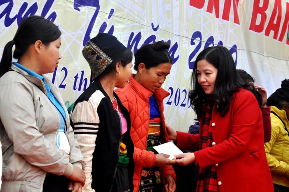 Tết sớm nơi bản làng vùng biên từng bị cơn lũ kinh hoàng quét qua - 8 Tết sớm nơi bản làng vùng biên từng bị cơn lũ kinh hoàng quét qua - 8