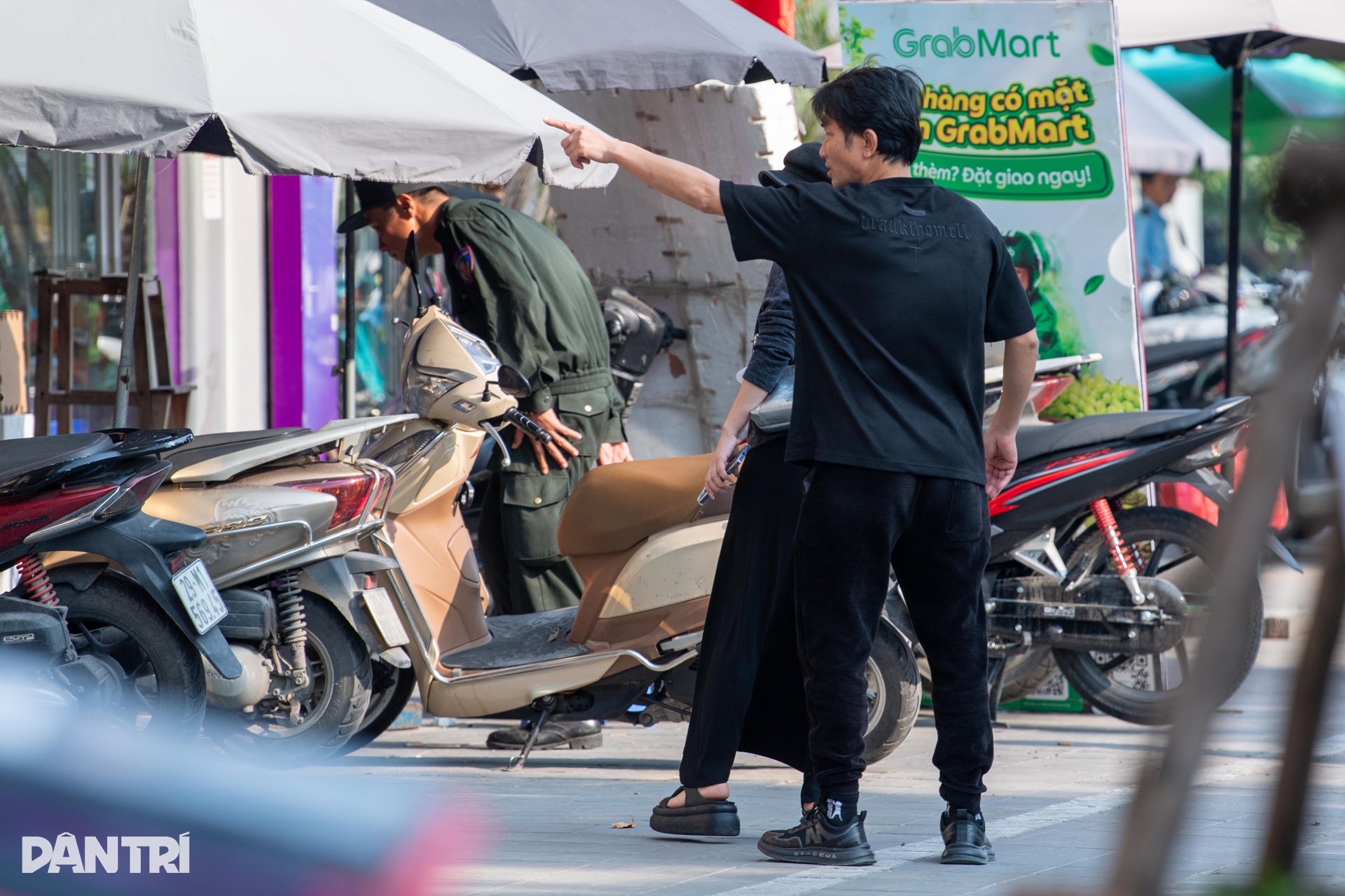 Cảnh sát chuyển hàng trăm thùng đồ rời Mailisa Hà Nội sau 7 tiếng làm việc - 9 Cảnh sát chuyển hàng trăm thùng đồ rời Mailisa Hà Nội sau 7 tiếng làm việc - 9