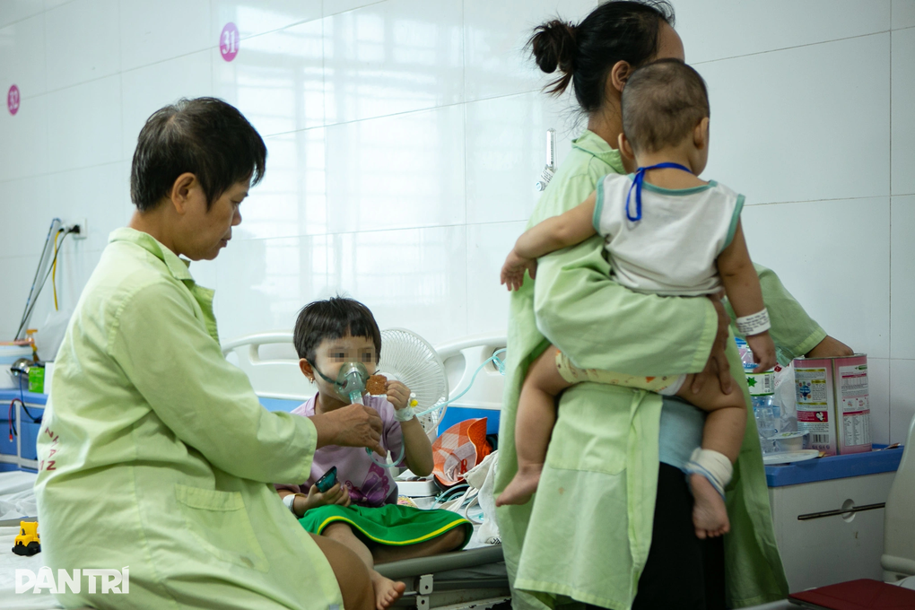 Hà Nội: Hơn 800 ca Adenovirus/tuần, phụ huynh đua nhau trữ thuốc cho con - 3 Hà Nội: Hơn 800 ca Adenovirus/tuần, phụ huynh đua nhau trữ thuốc cho con - 3