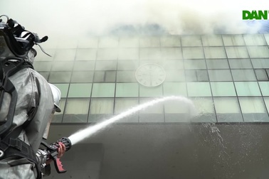Hàng trăm cảnh sát phòng cháy chữa cháy diễn tập ở Hà Nội