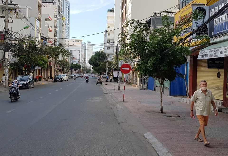 Nha Trang: Du khách đeo khẩu trang khi ra đường, phố Tây vắng vẻ - 5 Nha Trang: Du khách đeo khẩu trang khi ra đường, phố Tây vắng vẻ - 5