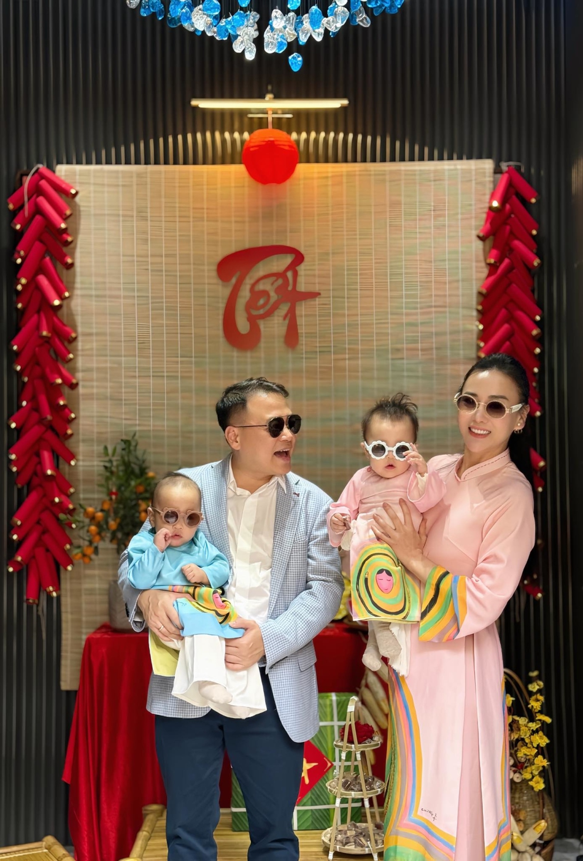 Cặp song sinh Jimmy - Jenny diện áo dài đôi cùng bố mẹ đi chúc Tết