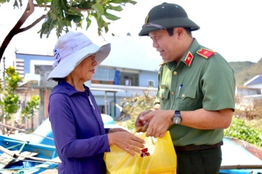 Bộ Công an tiếp sức đến người dân Gia Lai sau bão Kalmaegi