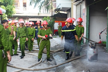 Bình gas rò rỉ, cửa hàng sắp khai trương phát hỏa