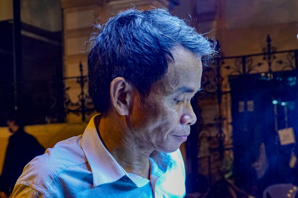 Lão gù ở nhà thờ Đức Bà với gánh hàng rong nuôi cả gia đình - 7 Lão gù ở nhà thờ Đức Bà với gánh hàng rong nuôi cả gia đình - 7