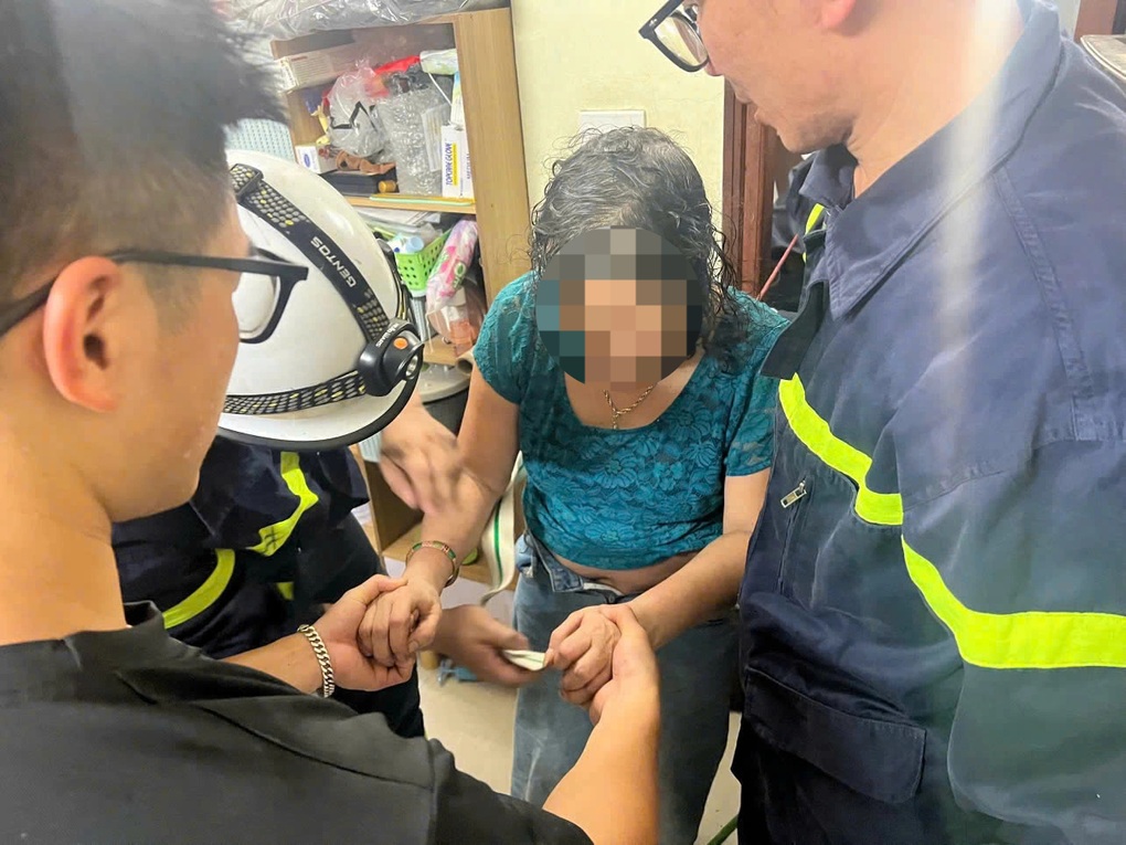 Giải cứu người phụ nữ mắc kẹt trong ngôi nhà 3 tầng ở Hà Nội - 2 Giải cứu người phụ nữ mắc kẹt trong ngôi nhà 3 tầng ở Hà Nội - 2