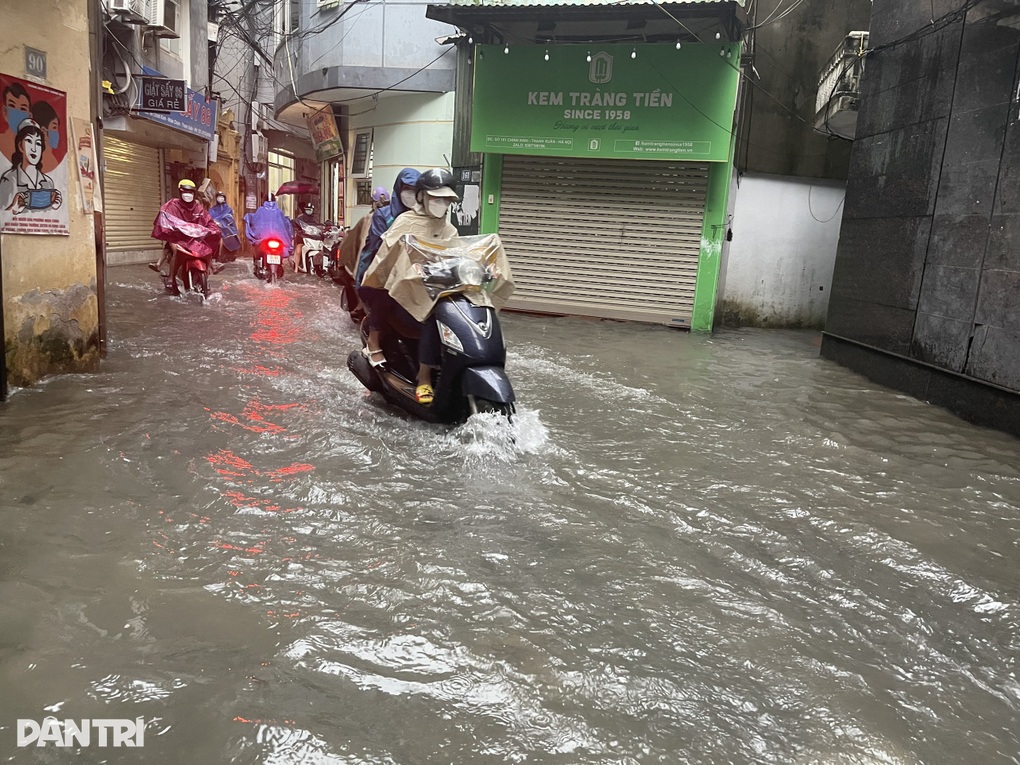 Đường phố Hà Nội thành sông sau trận mưa suốt đêm - 9 Đường phố Hà Nội thành sông sau trận mưa suốt đêm - 9
