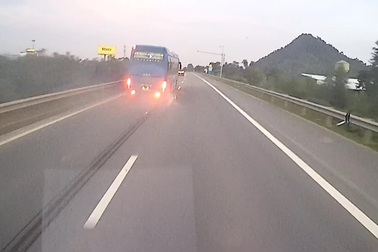 Khoảnh khắc xe khách giường nằm nổ lốp trên cao tốc