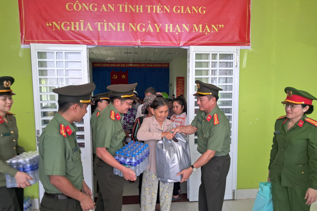 Công an Tiền Giang mang giọt nước nghĩa tình đến bà con vùng hạn mặn - 1 Công an Tiền Giang mang giọt nước nghĩa tình đến bà con vùng hạn mặn - 1