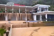 Nước lũ tràn qua khách sạn ở đèo Khau Phạ cuốn trôi nhiều ao cá tầm, cá hồi