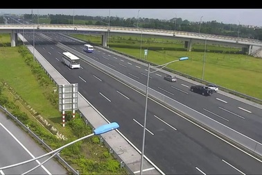 Nữ tài xế lái xe ngược chiều trên cao tốc Hà Nội - Hải Phòng