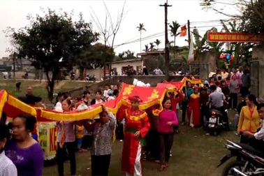 Dân làng góp lễ ăn Tết lại