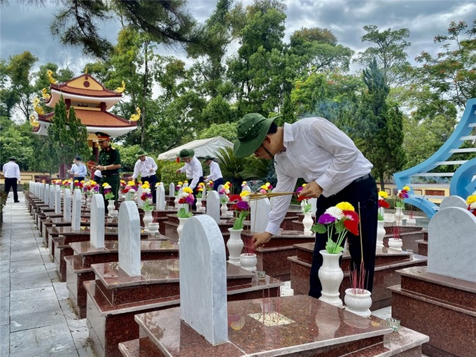 Đoàn đại biểu tỉnh Quảng Ninh thắp hương cho các liệt sĩ tỉnh Quảng Ninh tại Nghĩa trang Liệt sĩ quốc gia Trường Sơn (tỉnh Quảng Trị) trong dịp kỷ niệm 75 năm Ngày Thương binh - Liệt sĩ.
