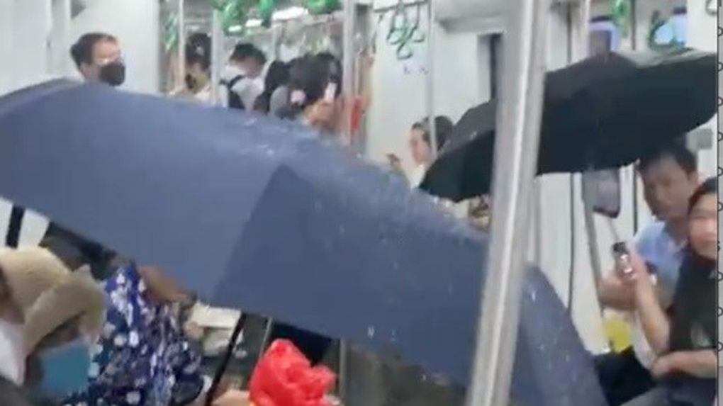 Khách đi tàu Cát Linh - Hà Đông phải che ô vì dột nước: Do lỗi điều hòa - 1 Khách đi tàu Cát Linh - Hà Đông phải che ô vì dột nước: Do lỗi điều hòa - 1