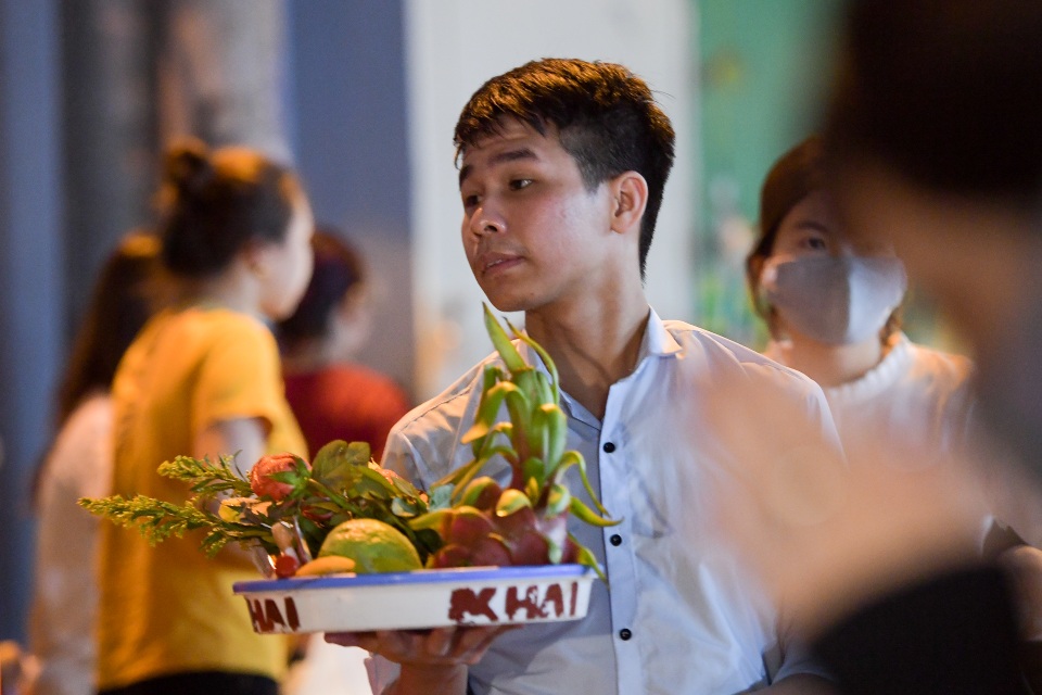 Phủ Tây Hồ đóng cửa, hàng trăm người dân vẫn chen nhau đi lễ - 14 Phủ Tây Hồ đóng cửa, hàng trăm người dân vẫn chen nhau đi lễ - 14